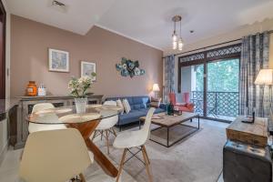 Posezení v ubytování 1 Bedroom at Yansoon 4, Downtown Old Town with Garden View