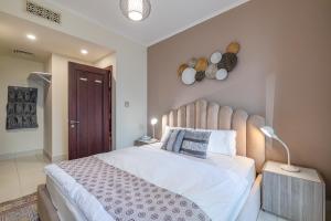 Postel nebo postele na pokoji v ubytování 1 Bedroom at Yansoon 4, Downtown Old Town with Garden View