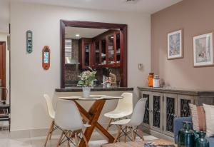 Posezení v ubytování 1 Bedroom at Yansoon 4, Downtown Old Town with Garden View