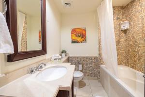 Koupelna v ubytování 1 Bedroom at Yansoon 4, Downtown Old Town with Garden View