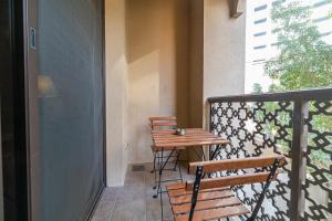Balkón nebo terasa v ubytování 1 Bedroom at Yansoon 4, Downtown Old Town with Garden View