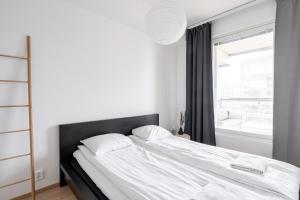 Postel nebo postele na pokoji v ubytování 2ndhomes Tampere "Styyri" Apartment - Sauna, Lake Views and Free Parking
