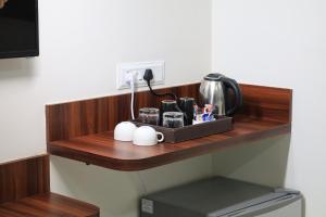 Hotel StayBird - Nest, Kharadi的咖啡和沏茶工具