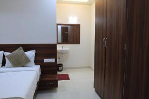 Hotel StayBird - Nest, Kharadi客房内的一张或多张床位