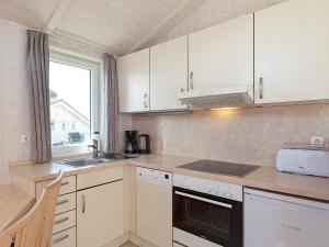 Kuchyň nebo kuchyňský kout v ubytování Two-Bedroom Holiday home in Grömitz 10