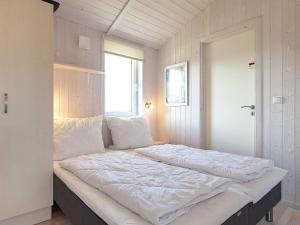 グレーミッツにあるTwo-Bedroom Holiday home in Grömitz 10の窓付きの客室の大型ベッド1台分です。