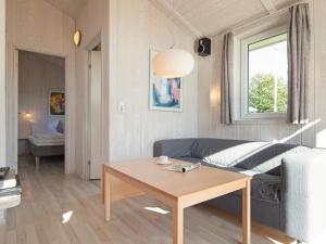 Postel nebo postele na pokoji v ubytování Two-Bedroom Holiday home in Grömitz 10