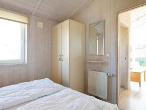 Postel nebo postele na pokoji v ubytování Two-Bedroom Holiday home in Grömitz 10