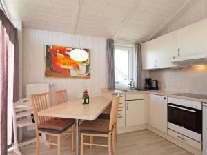 Kuchyň nebo kuchyňský kout v ubytování Two-Bedroom Holiday home in Grömitz 10 + 21 fotografií