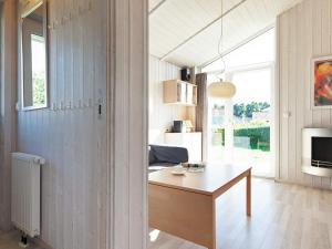 TV a/nebo společenská místnost v ubytování Two-Bedroom Holiday home in Grömitz 10