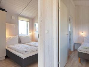 Postel nebo postele na pokoji v ubytování Two-Bedroom Holiday home in Grömitz 10