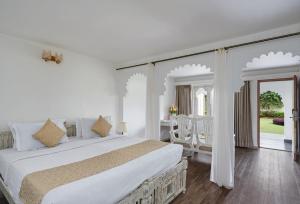 Swaroop Vilas - Lake Facing Boutique Hotel客房内的一张或多张床位