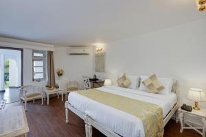 Swaroop Vilas - Lake Facing Boutique Hotel客房内的一张或多张床位