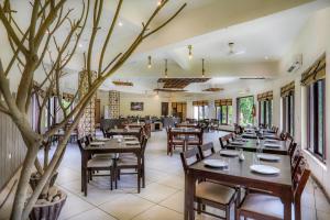 Restoran atau tempat lain untuk makan di Corbett Panorama Resort