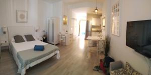 Łóżko lub łóżka w pokoju w obiekcie Modern studio flat close to Plaza Merced