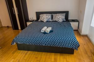 a bedroom with a bed with two towels on it at Casa Flavius in Văliug