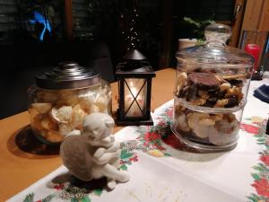 a table with two jars of food and a candle at Ferienwohnung Nebenan in Ebern