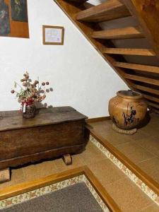 uma escada com uma mesa e um vaso com flores em Casa Tía Modesta es una cálida y acogedora casa rural em Cabezas Bajas