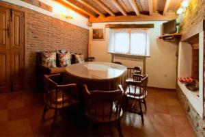 comedor con mesa de madera y sillas en Casa Tía Modesta es una cálida y acogedora casa rural en Cabezas Bajas