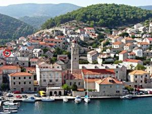 Afbeelding uit fotogalerij van Apartment Antičević in Pučišća