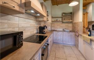Η κουζίνα ή μικρή κουζίνα στο Beautiful Home In Castello Tesino +23 φωτογραφίες