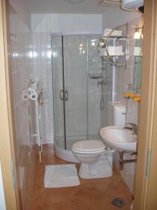 Koupelna v ubytování Hotel garni Paleta + 37 fotografií