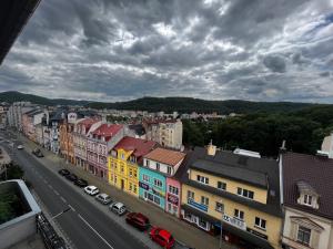 una vista de una ciudad con coches aparcados en una calle en Large 3 bedroom apartment with city skyline view, en Karlovy Vary