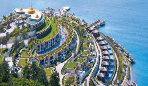 uma vista aérea de um resort perto da água em Be Premium Bodrum em Torba