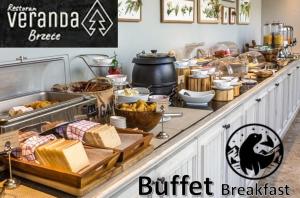 un buffet con pan y otros alimentos en una barra en FOKA SPA APARTMANI 30 m from Junior, en Brzeće