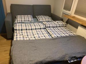 uma cama com duas almofadas num quarto em Pole Mokotowskie Apartament em Varsóvia