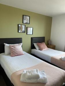 2 letti posti uno accanto all'altro in una stanza di The Davron Hotel a Fraserburgh Altre 37 foto