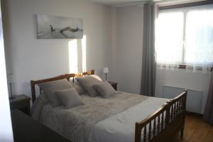 a bedroom with a large bed with white sheets and pillows at Appartement Chez Pascaline in Saint-Jean-Pied-de-Port