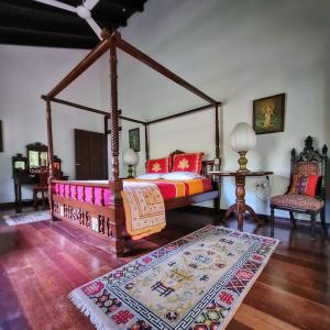 um quarto com uma cama de dossel e um tapete em Sri Mathie Historic Estate em Habaraduwa Central