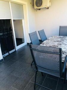 a dining room with a table and chairs at Apartment MiaAntonia in Vrsi