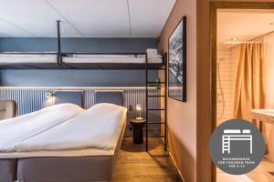 sypialnia z łóżkiem piętrowym w pokoju w obiekcie Pier 5 Hotel w Aalborgu