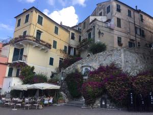 un edificio con mesas y sillas delante de él en Casa Maria, en Cervo