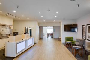 Nhà bếp/bếp nhỏ tại Quality Inn & Suites Bethany - Oklahoma City West