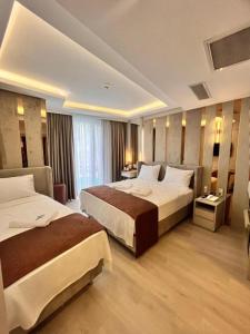 Cetin Port Hotel في إسطنبول: غرفه فندقيه سريرين في غرفه