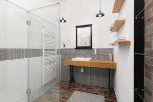 bagno con lavandino e specchio di BonBon Style Apartman Budapest a Budapest