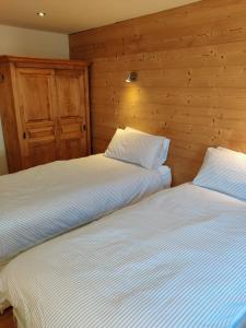 Tempat tidur dalam kamar di Spacious Ski Chalet In Traditional French Village, sleeps 8, Four Star with fibre broadband