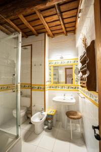 een badkamer met een wastafel, een toilet en een bad bij Sierra de Gata EL MIRADOR DE ROBLEDILLO in Robledillo de Gata