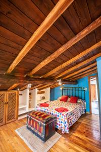 ロブレディージョ・デ・ガタにあるSierra de Gata EL MIRADOR DE ROBLEDILLOの木製の天井が特徴のベッドルーム1室(ベッド1台付)