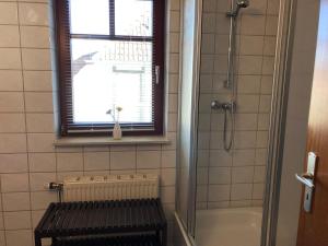 e bagno con doccia, finestra e vasca. di Ferienwohnung-Mary-Poppins-mit-Balkon-zwischen-Strand-Wald-Wiese-im-Suedosten-der-Insel-Ruegen a Gustow Altre 16 foto