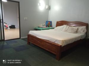 Tempat tidur dalam kamar di Marine Apartments