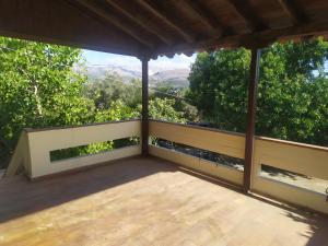 a balcony with a view of the mountains at Ο ΚΉΠΟΣ ΣΤΗΝ ΑΓΊΑ ΒΑΣΣΑ in Chios