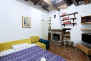 A bed or beds in a room at De'Gombruti, Bologna by Short Holidays
