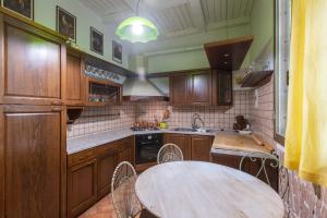 A kitchen or kitchenette at De'Gombruti, Bologna by Short Holidays