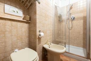 a bathroom with a toilet and a shower and a sink at De'Gombruti, Bologna by Short Holidays in Bologna