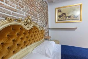 A bed or beds in a room at De'Gombruti, Bologna by Short Holidays