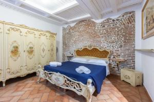 A bed or beds in a room at De'Gombruti, Bologna by Short Holidays